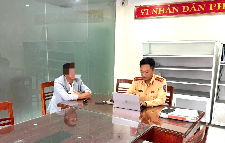 T&agrave;i xế l&ugrave;i &ocirc; t&ocirc; xuống ruộng vi phạm nồng độ cồn gấp 1,8 lần mức kịch khung- Ảnh 2.