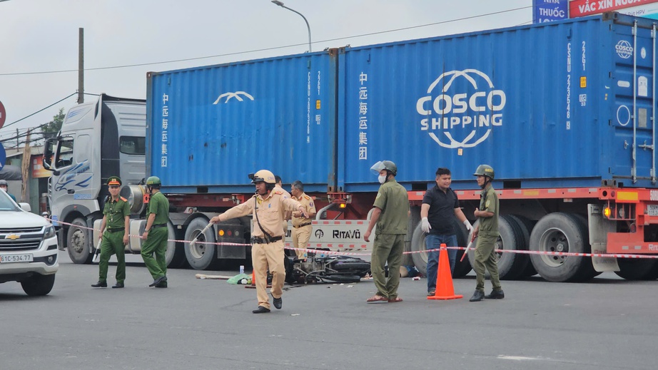 TP.HCM: Xe container va chạm xe m&aacute;y chở cặp vợ chồng, người vợ tử vong thương t&acirc;m- Ảnh 1.