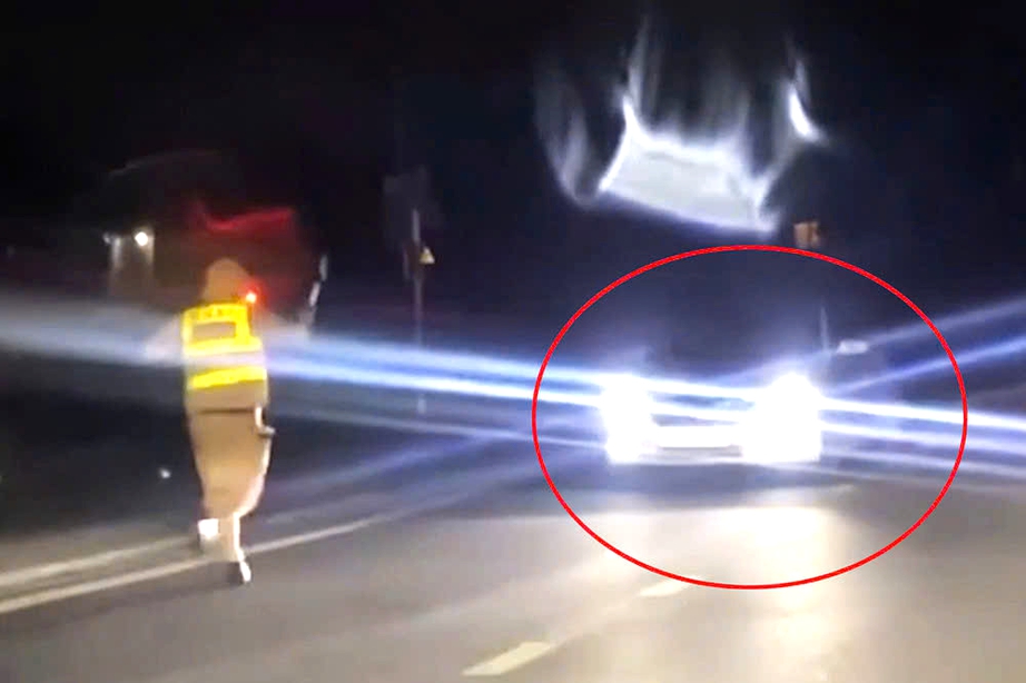 T&agrave;i xế l&ugrave;i &ocirc; t&ocirc; xuống ruộng vi phạm nồng độ cồn gấp 1,8 lần mức kịch khung- Ảnh 1.