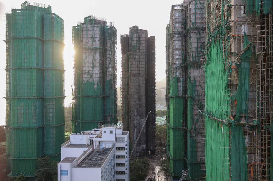 Vụ ch&aacute;y chung cư tại Hong Kong: 30 dự &aacute;n x&acirc;y dựng bị đ&igrave;nh chỉ v&igrave; lo ngại an to&agrave;n- Ảnh 1.