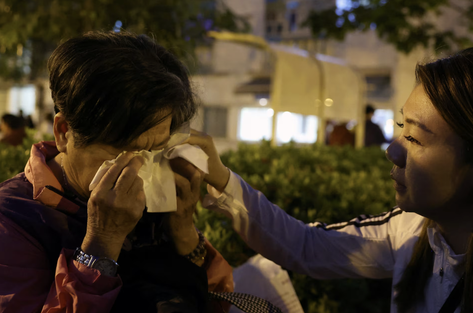 Vụ ch&aacute;y chung cư tại Hong Kong: 30 dự &aacute;n x&acirc;y dựng bị đ&igrave;nh chỉ v&igrave; lo ngại an to&agrave;n- Ảnh 3.