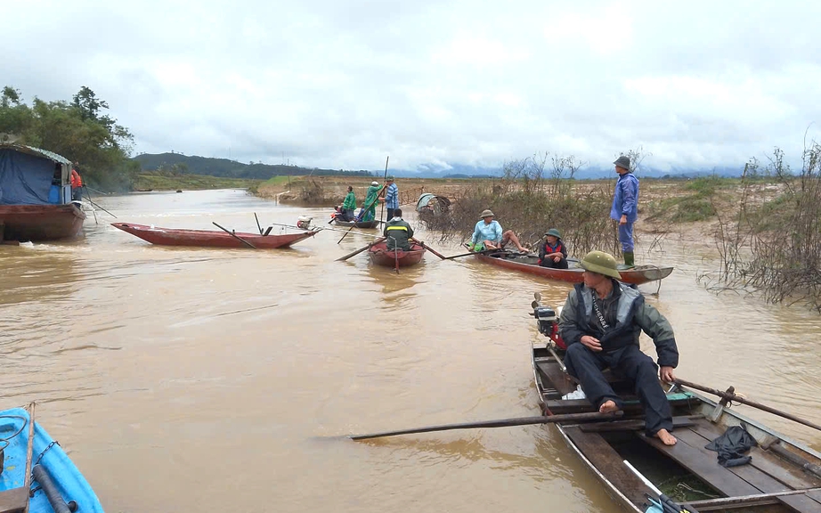 Nghệ An: Lật thuyền chở cặp vợ chồng đ&aacute;nh c&aacute; tr&ecirc;n s&ocirc;ng Lam, một người mất t&iacute;ch- Ảnh 1.