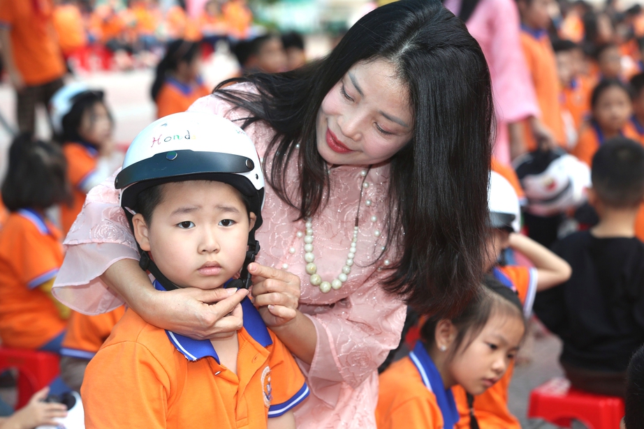 Thanh H&oacute;a tặng 69.000 mũ bảo hiểm cho học sinh lớp 1 "giữ trọn ước mơ"- Ảnh 3.