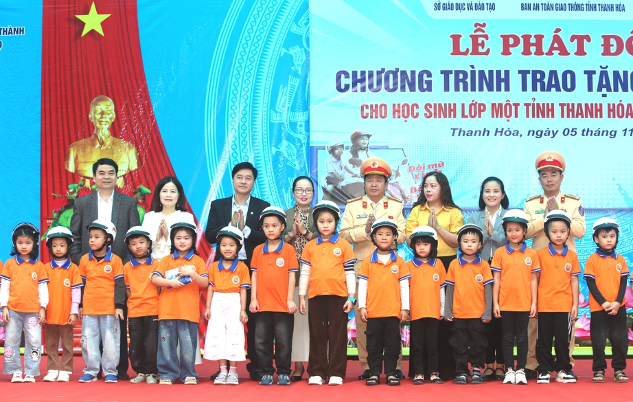 Thanh H&oacute;a tặng 69.000 mũ bảo hiểm cho học sinh lớp 1 "giữ trọn ước mơ"- Ảnh 1.