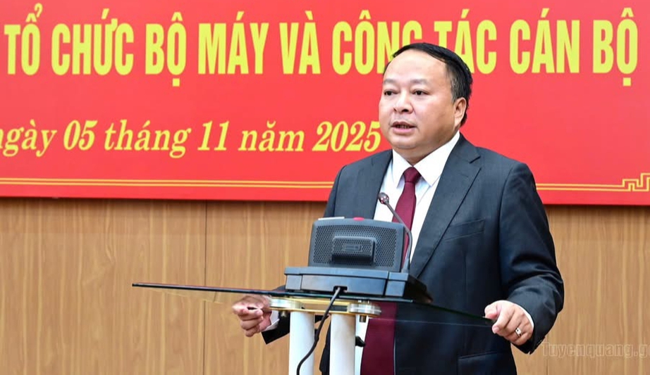 Tuy&ecirc;n Quang: C&ocirc;ng bố quyết định th&agrave;nh lập c&aacute;c ban v&agrave; điều động, bổ nhiệm c&aacute;n bộ- Ảnh 2.