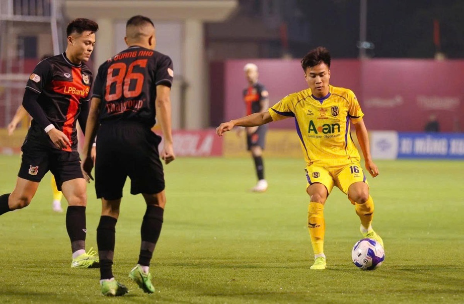 V-League: Ninh Bình thắng kịch tính Sông Lam Nghệ An- Ảnh 2. V-League: Ninh Bình thắng kịch tính Sông Lam Nghệ An- Ảnh 2.