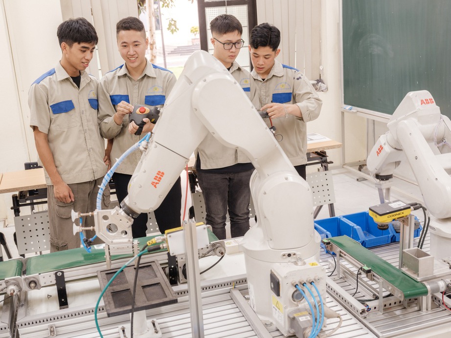 &ldquo;Ch&igrave;a kh&oacute;a&rdquo; giữ ch&acirc;n nh&acirc;n t&agrave;i v&agrave; hạn chế chảy m&aacute;u chất x&aacute;m- Ảnh 1.