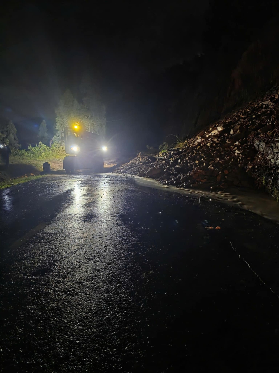 Tin tức mới nhất b&atilde;o số 13: Sạt lở nghi&ecirc;m trọng tại đ&egrave;o T&ocirc; Na tr&ecirc;n QL25- Ảnh 1.