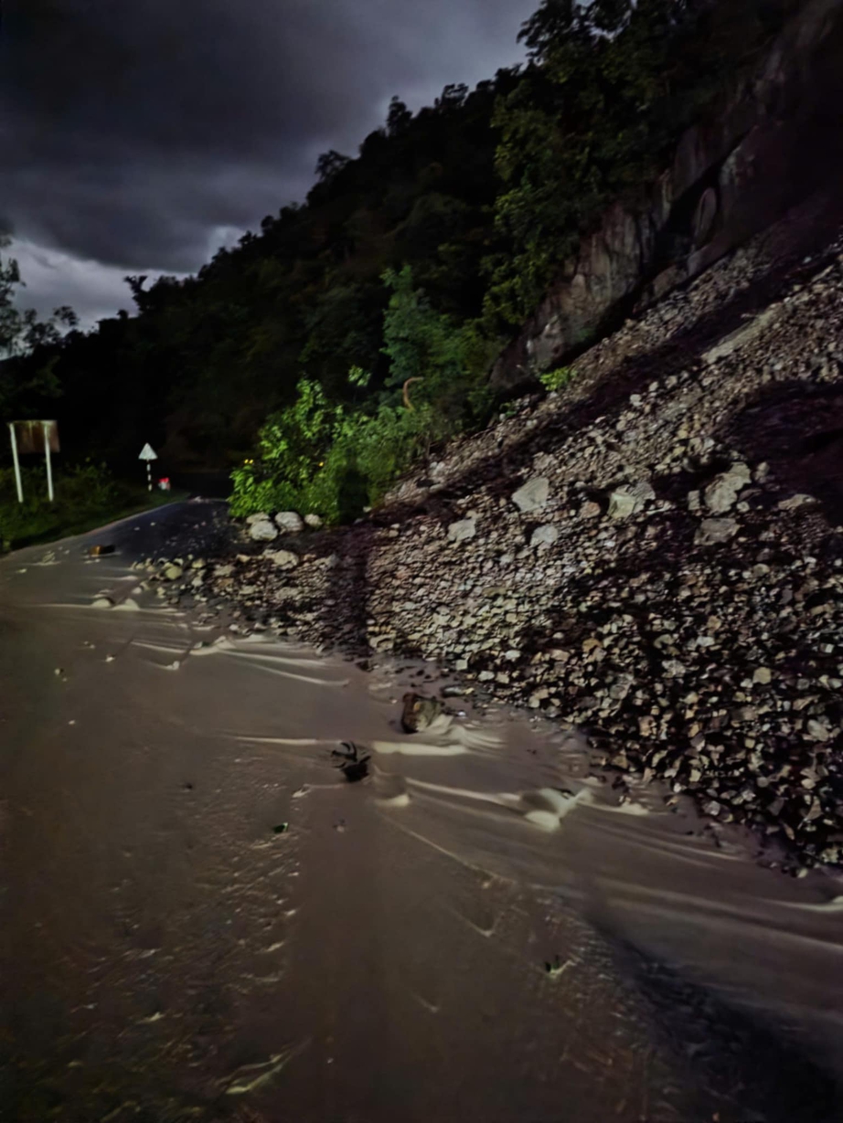 Tin tức mới nhất b&atilde;o số 13: Sạt lở nghi&ecirc;m trọng tại đ&egrave;o T&ocirc; Na tr&ecirc;n QL25- Ảnh 2.