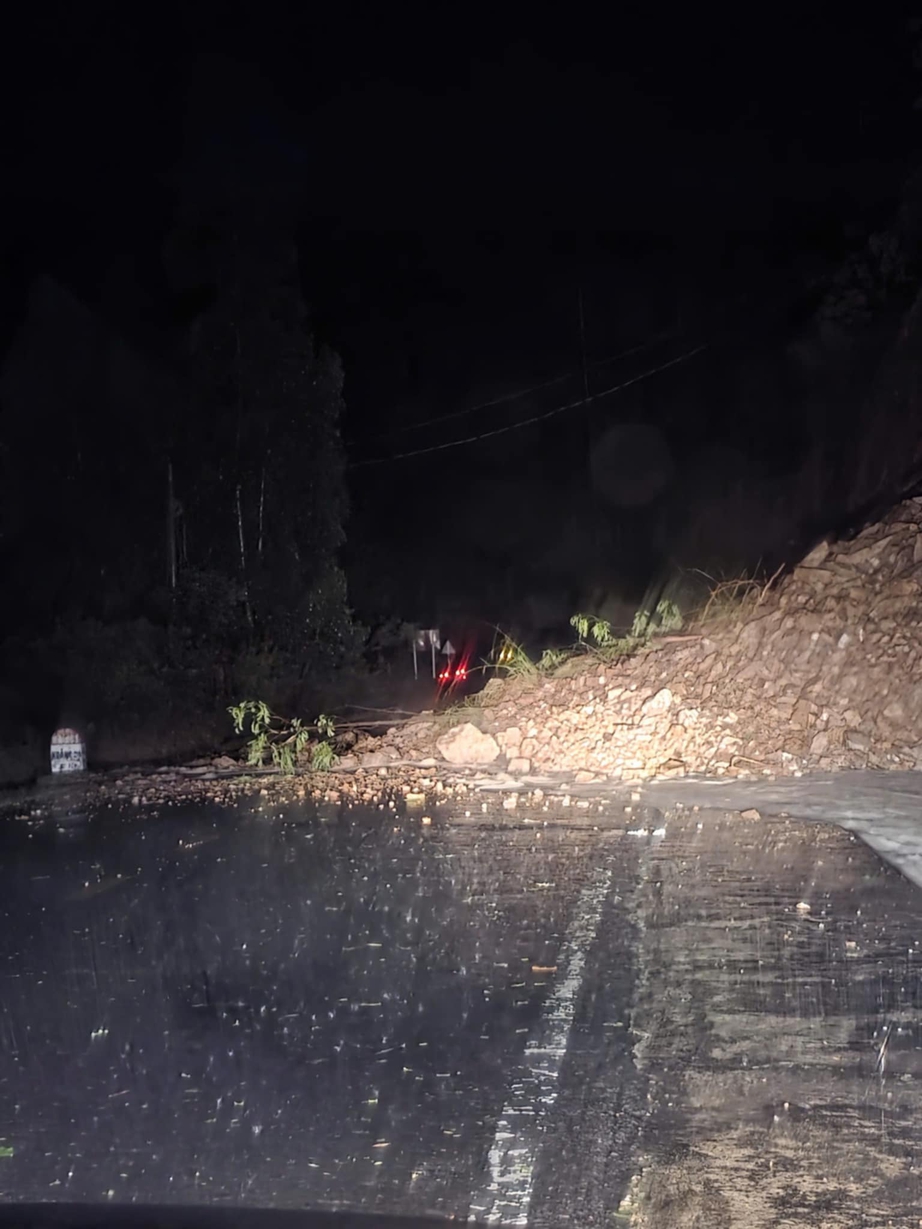 Tin tức mới nhất b&atilde;o số 13: Sạt lở nghi&ecirc;m trọng tại đ&egrave;o T&ocirc; Na tr&ecirc;n QL25- Ảnh 3.