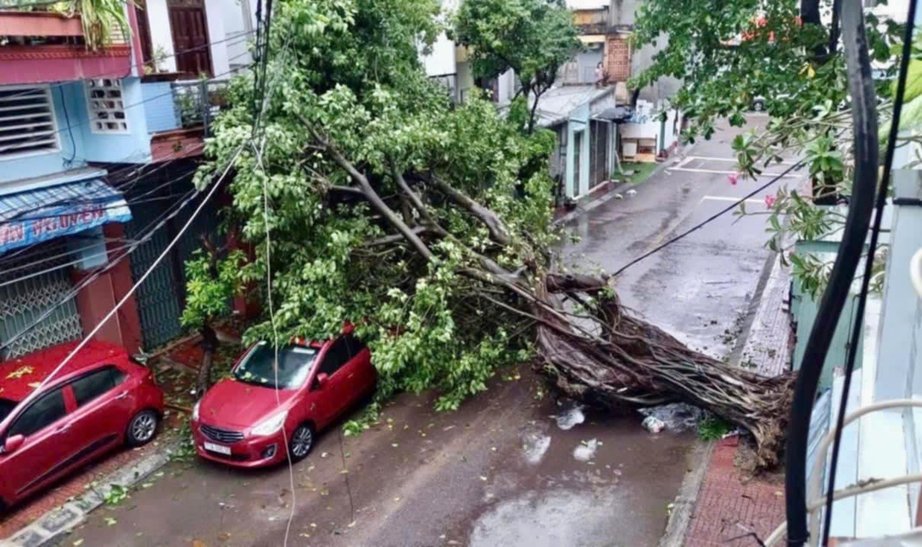 Tin tức mới nhất b&atilde;o số 13: Sạt lở nghi&ecirc;m trọng tại đ&egrave;o T&ocirc; Na tr&ecirc;n QL25- Ảnh 5.