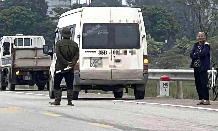 Bắc Ninh: Vừa bị phạt v&igrave; hết hạn đăng kiểm, t&agrave;i xế xe kh&aacute;ch lại g&acirc;y tai nạn chết người- Ảnh 1.