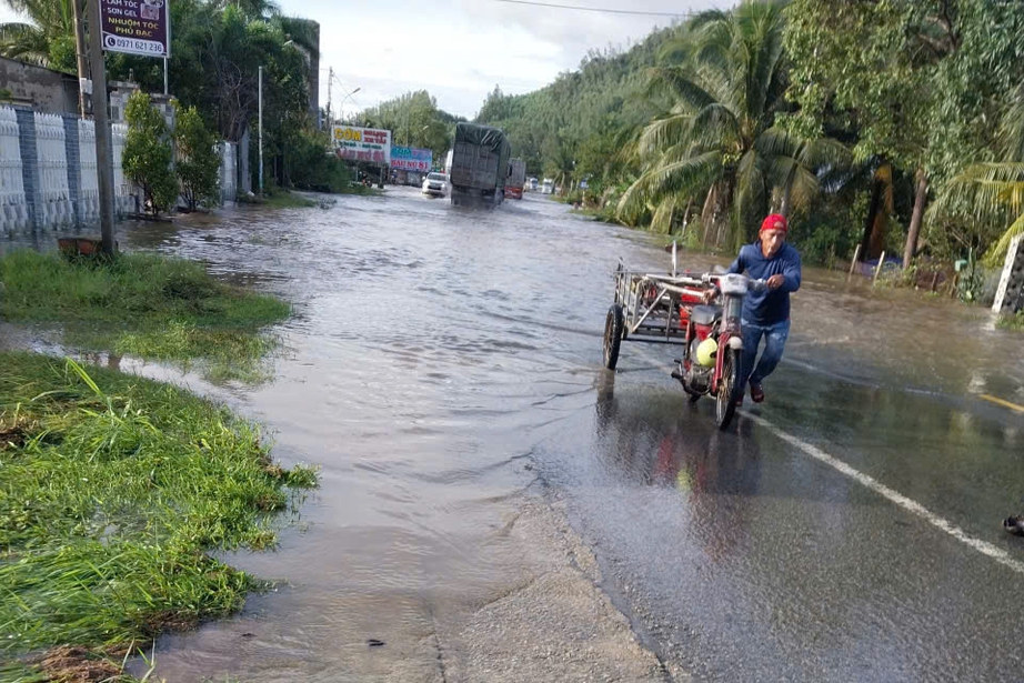 Bộ X&acirc;y dựng: Huy động mọi lực lượng ứng ph&oacute; b&atilde;o số 13, bảo đảm an to&agrave;n c&ocirc;ng tr&igrave;nh x&acirc;y dựng- Ảnh 1.