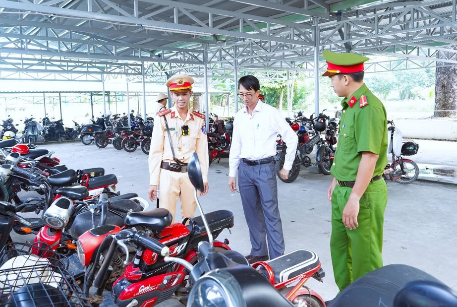 Đồng Nai: Kiểm tra 164 b&atilde;i xe, cả trăm học sinh chưa đủ tuổi đi xe m&aacute;y đến trường- Ảnh 2.