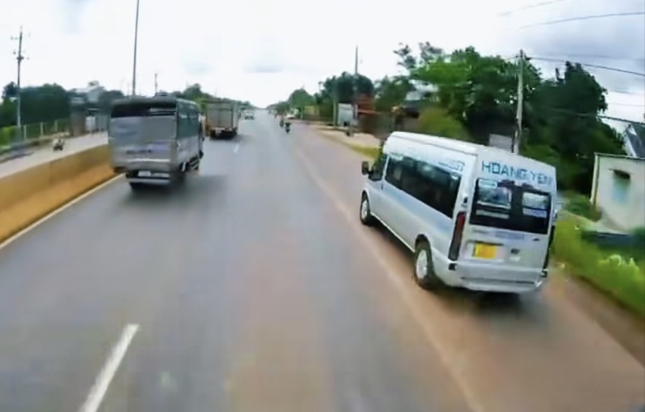Xử phạt tài xế xe khách vượt phải trên quốc lộ 13 qua Đồng Nai sau phản ánh của người dân- Ảnh 1. Xử phạt tài xế xe khách vượt phải trên quốc lộ 13 qua Đồng Nai sau phản ánh của người dân- Ảnh 1.