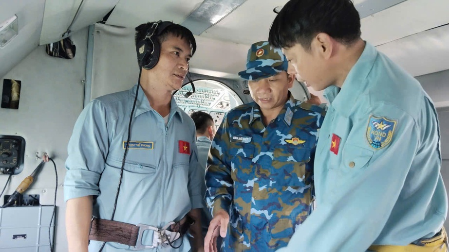 Trực thăng đ&atilde; đến L&yacute; Sơn, quần thảo t&igrave;m kiếm 3 người đ&agrave;n &ocirc;ng tr&ocirc;i dạt tr&ecirc;n th&uacute;ng- Ảnh 2.