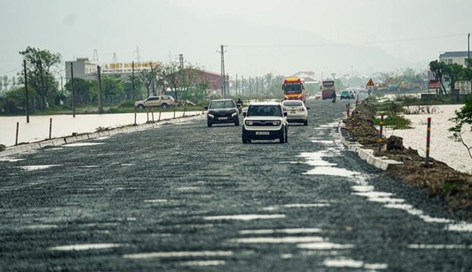 Thi c&ocirc;ng n&acirc;ng cấp quốc lộ 1 qua H&agrave; Tĩnh gặp kh&oacute; do mưa lớn li&ecirc;n tục cả th&aacute;ng - Ảnh 3.