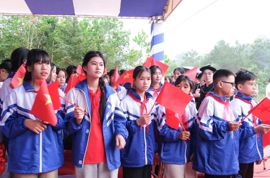 Bộ trưởng Trần Hồng Minh ph&aacute;t lệnh khởi c&ocirc;ng trường nội tr&uacute; tại x&atilde; bi&ecirc;n giới Cao Bằng- Ảnh 5.