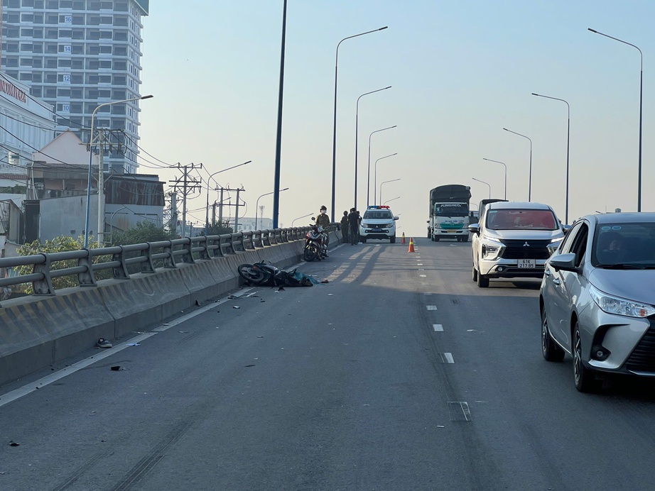 Xe máy va chạm xe container, người đàn ông 53 tuổi tử vong thương tâm- Ảnh 1. Xe máy va chạm xe container, người đàn ông 53 tuổi tử vong thương tâm- Ảnh 1.