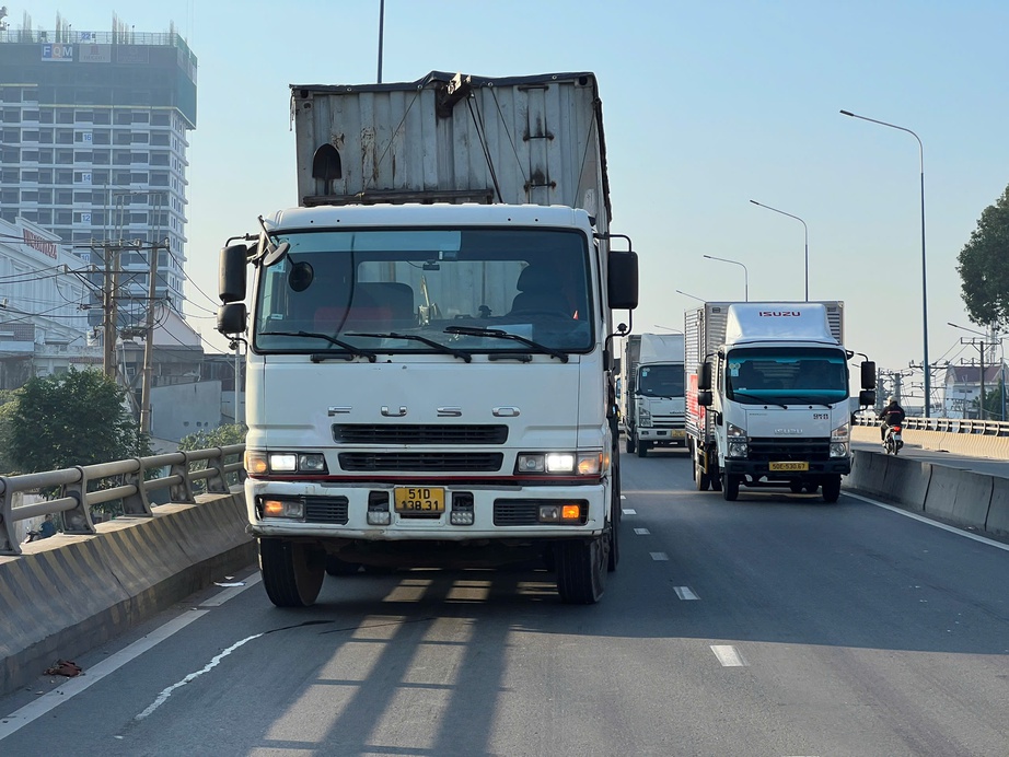 Xe máy va chạm xe container, người đàn ông 53 tuổi tử vong thương tâm- Ảnh 2. Xe máy va chạm xe container, người đàn ông 53 tuổi tử vong thương tâm- Ảnh 2.