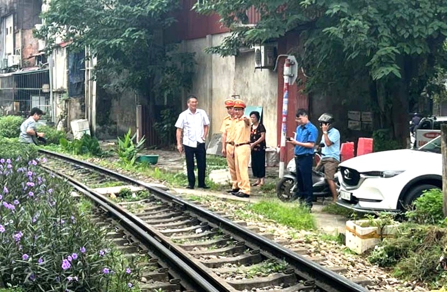 L&agrave;o Cai quyết liệt x&oacute;a lối đi tự mở, bảo đảm an to&agrave;n giao th&ocirc;ng đường sắt- Ảnh 1.
