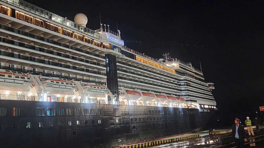 Cứu nạn h&agrave;nh kh&aacute;ch quốc tế gặp nạn tr&ecirc;n du thuyền trong đ&ecirc;m- Ảnh 1.