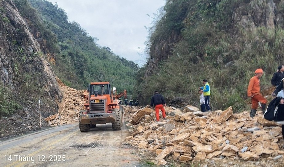 Vụ sạt lở l&agrave;m 3 người tử vong tr&ecirc;n QL6: Xe kh&aacute;ch, xe con đ&atilde; được ph&eacute;p lưu th&ocirc;ng- Ảnh 1.