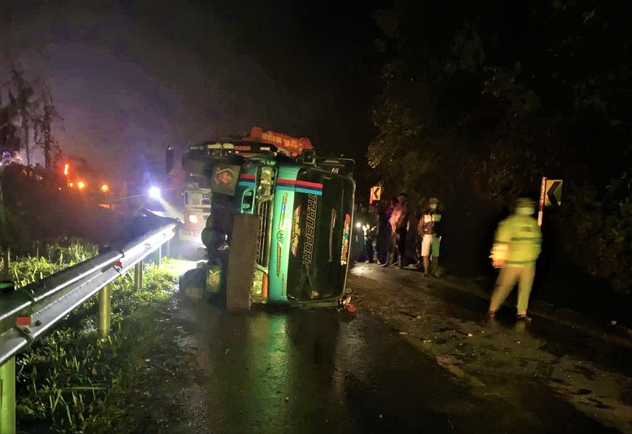 Hai xe tải va chạm tr&ecirc;n quốc lộ 49 qua TP Huế khiến một người bị thương- Ảnh 2.