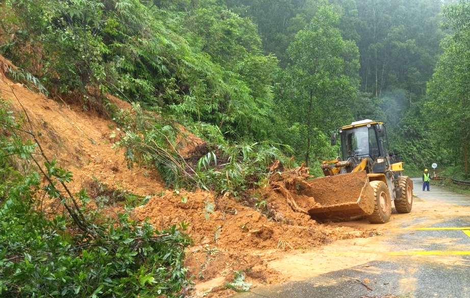 Bộ X&acirc;y dựng y&ecirc;u cầu khẩn trương khắc phục hậu quả mưa lũ, bảo đảm giao th&ocirc;ng dịp Tết- Ảnh 1.