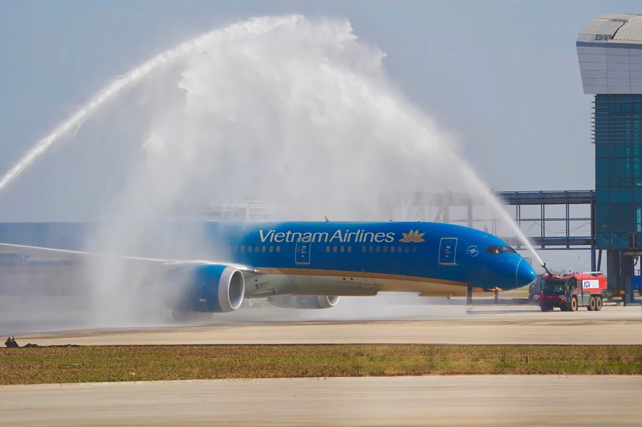 Vietnam Airlines thực hiện chuyến bay chở kh&aacute;ch đầu ti&ecirc;n tại s&acirc;n bay Long Th&agrave;nh- Ảnh 3.