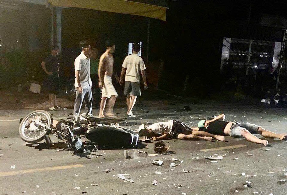 Nam thanh ni&ecirc;n điều khiển xe m&aacute;y sai phần đường,  g&acirc;y tai nạn khiến 3 người thương vong- Ảnh 1.