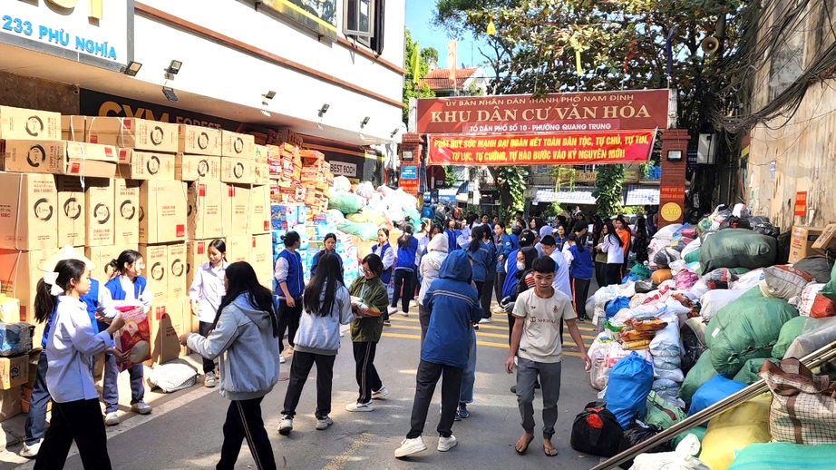 Ninh B&igrave;nh: Hơn 100 tấn gạo c&ugrave;ng nhiều nhu yếu phẩm ủng hộ đồng b&agrave;o v&ugrave;ng lũ- Ảnh 3.