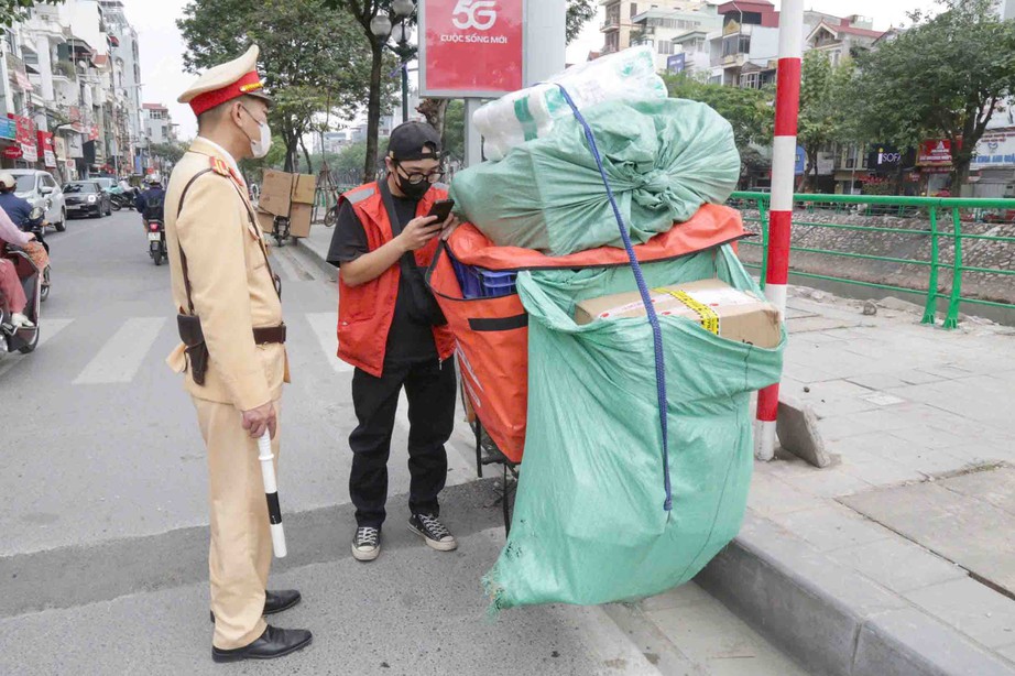 CSGT H&agrave; Nội xử l&yacute; loạt shipper chở h&agrave;ng che biển số, &ldquo;n&eacute;&rdquo; camera AI- Ảnh 4.