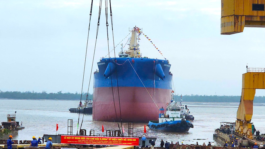 Hạ thủy t&agrave;u h&agrave;ng 65.000 tấn lớn nhất từ trước tới nay do kỹ sư Việt Nam thiết kế, thi c&ocirc;ng- Ảnh 1.