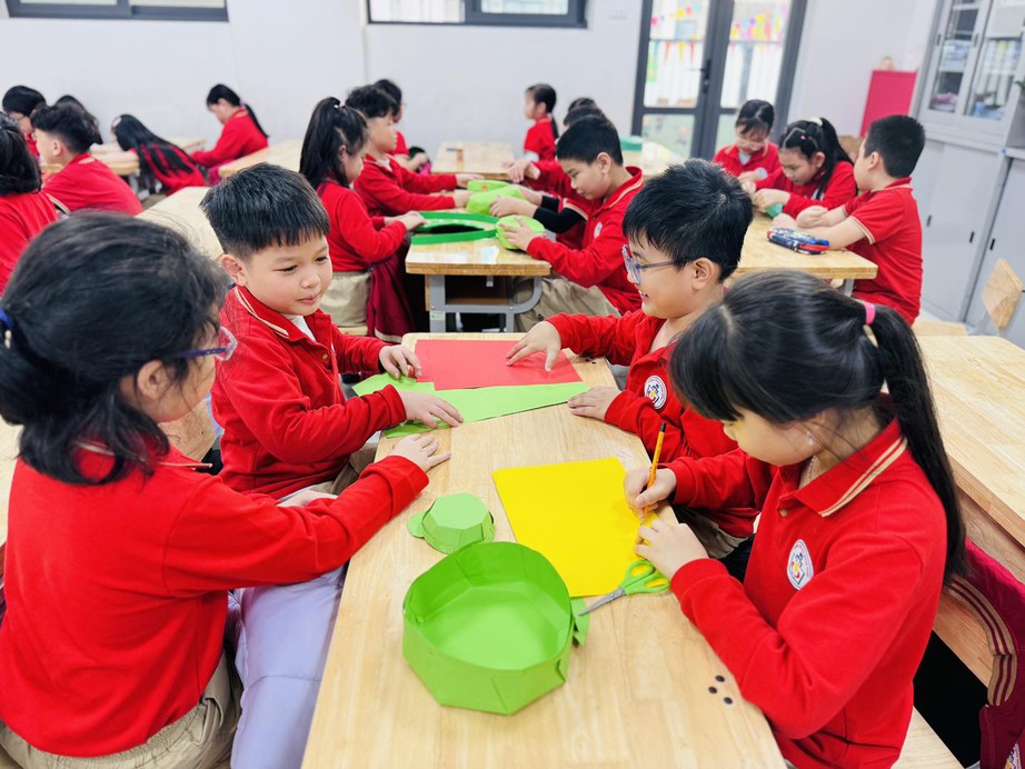 Miễn học phí công lập, phụ huynh vẫn lo “học thêm, liên kết”- Ảnh 2. Miễn học phí công lập, phụ huynh vẫn lo “học thêm, liên kết”- Ảnh 2.