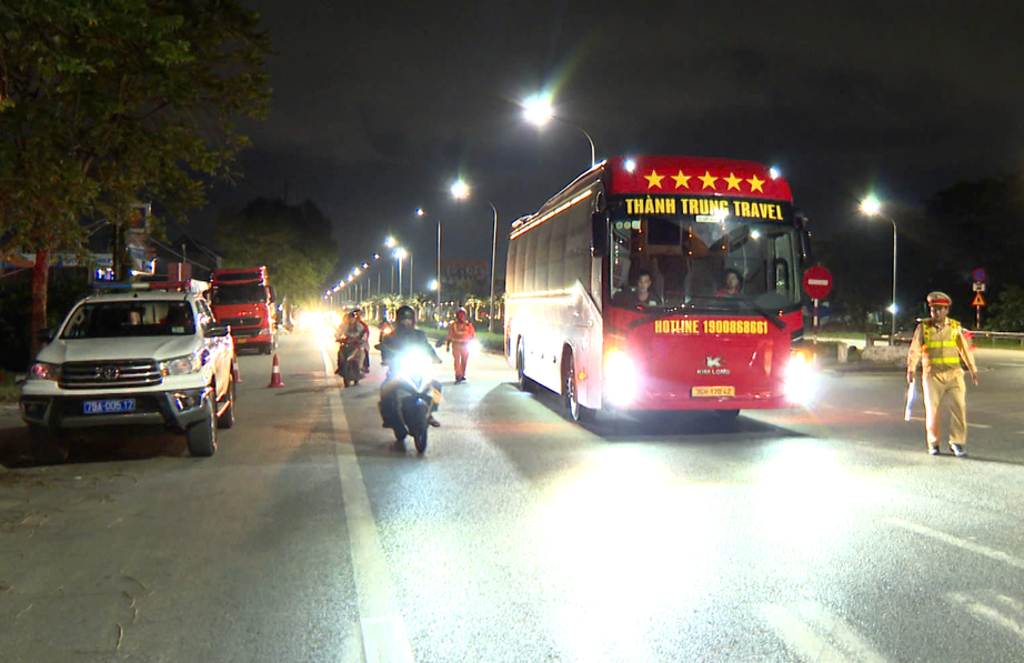 Phạt mạnh đơn vị cung cấp phần mềm cho phép xe hợp đồng nhận đặt chỗ cho từng người- Ảnh 2. Phạt mạnh đơn vị cung cấp phần mềm cho phép xe hợp đồng nhận đặt chỗ cho từng người- Ảnh 2.