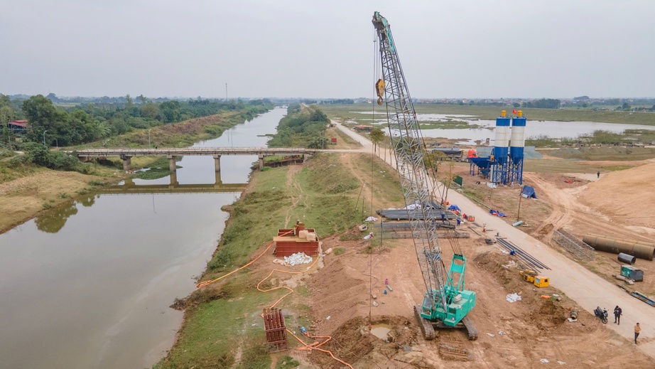 Nhà thầu tập trung nguồn lực đua tiến độ làm cầu Vân Phúc vượt sông Hồng từ những ngày đầu- Ảnh 1. Nhà thầu tập trung nguồn lực đua tiến độ làm cầu Vân Phúc vượt sông Hồng từ những ngày đầu- Ảnh 1.