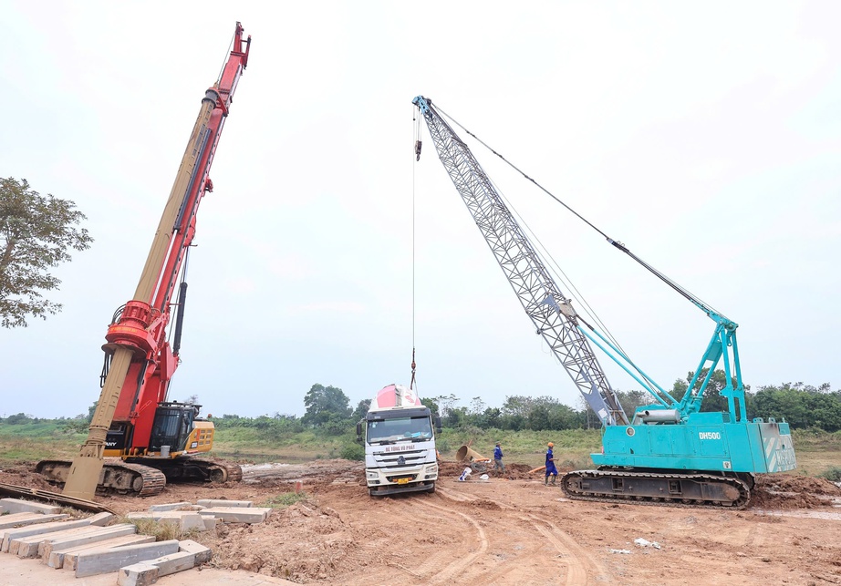 Nhà thầu tập trung nguồn lực đua tiến độ làm cầu Vân Phúc vượt sông Hồng từ những ngày đầu- Ảnh 2. Nhà thầu tập trung nguồn lực đua tiến độ làm cầu Vân Phúc vượt sông Hồng từ những ngày đầu- Ảnh 2.