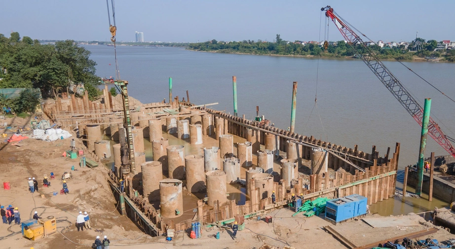 Trung Ch&iacute;nh dồn lực bứt tốc tr&ecirc;n đại c&ocirc;ng trường cầu Tứ Li&ecirc;n- Ảnh 1.