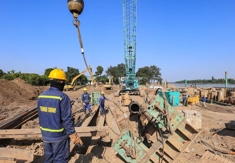 Trung Ch&iacute;nh dồn lực bứt tốc tr&ecirc;n đại c&ocirc;ng trường cầu Tứ Li&ecirc;n- Ảnh 4.