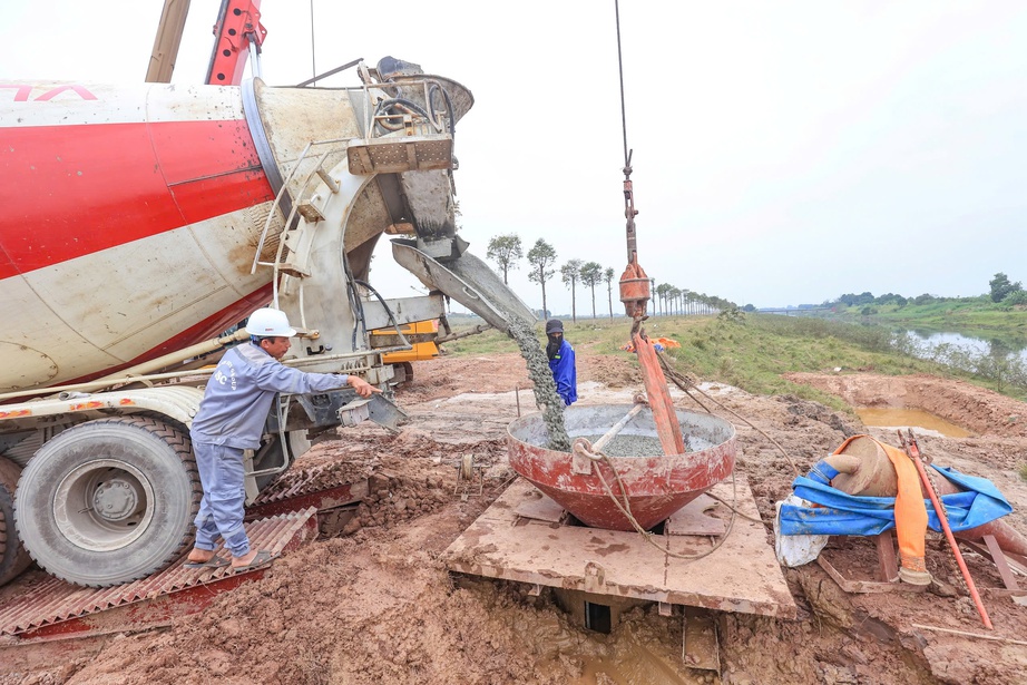 Nhà thầu tập trung nguồn lực đua tiến độ làm cầu Vân Phúc vượt sông Hồng từ những ngày đầu- Ảnh 3. Nhà thầu tập trung nguồn lực đua tiến độ làm cầu Vân Phúc vượt sông Hồng từ những ngày đầu- Ảnh 3.