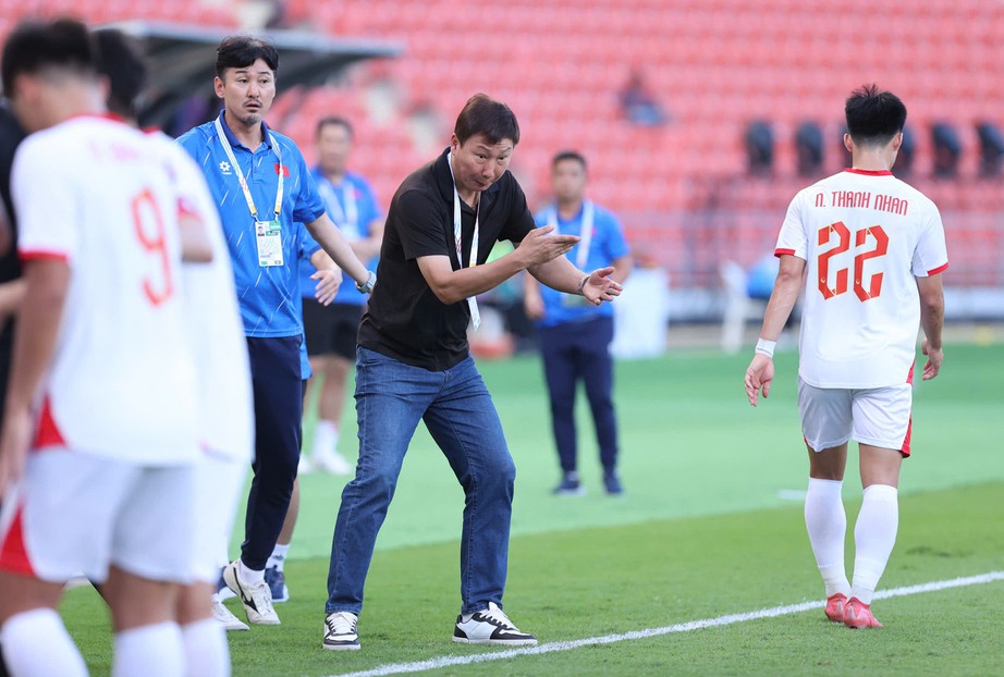 HLV Kim Sang-sik khen ngợi một c&aacute;i t&ecirc;n của U22 Việt Nam sau trận thắng U22 L&agrave;o- Ảnh 2.