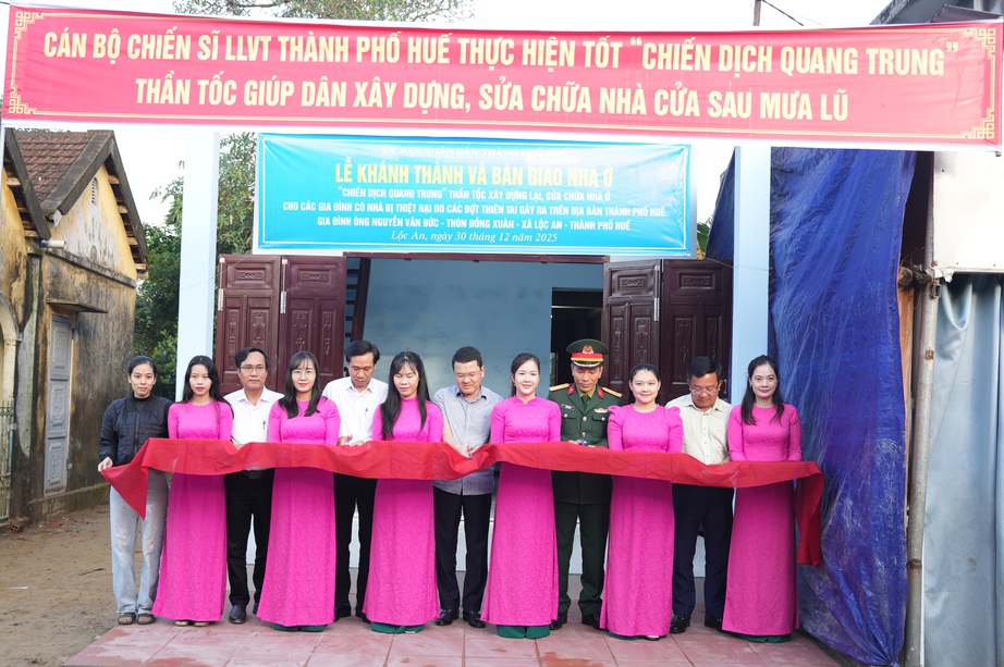 Bàn giao căn nhà đầu tiên trong “Chiến dịch Quang Trung” tại Huế- Ảnh 1. Bàn giao căn nhà đầu tiên trong “Chiến dịch Quang Trung” tại Huế- Ảnh 1.