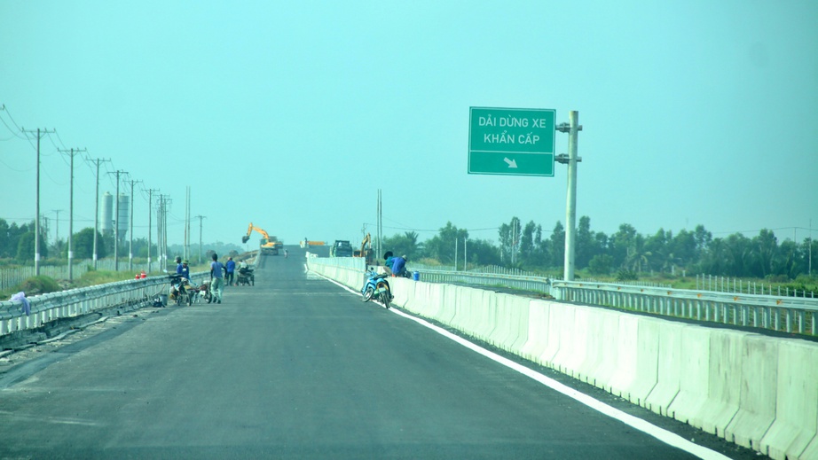 Thi c&ocirc;ng xuy&ecirc;n tết, sớm đưa v&agrave;o khai th&aacute;c cao tốc Hậu Giang - C&agrave; Mau- Ảnh 8.