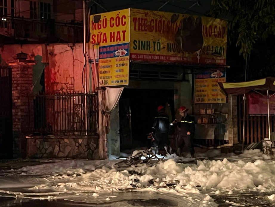 TP.HCM: Ch&aacute;y qu&aacute;n sinh tố, một người tử vong- Ảnh 1.