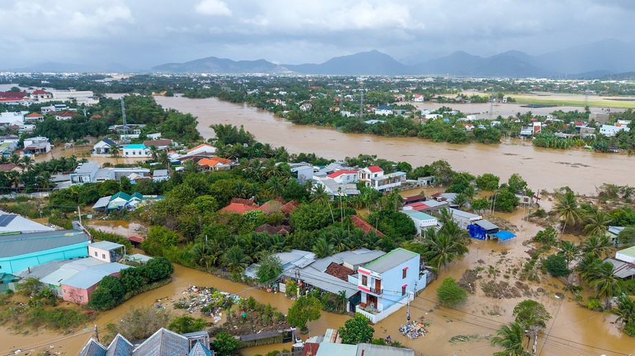 Bộ X&acirc;y dựng ra c&ocirc;ng điện y&ecirc;u cầu sẵn s&agrave;ng ứng ph&oacute; mức cao nhất với mưa lũ miền Trung- Ảnh 2.