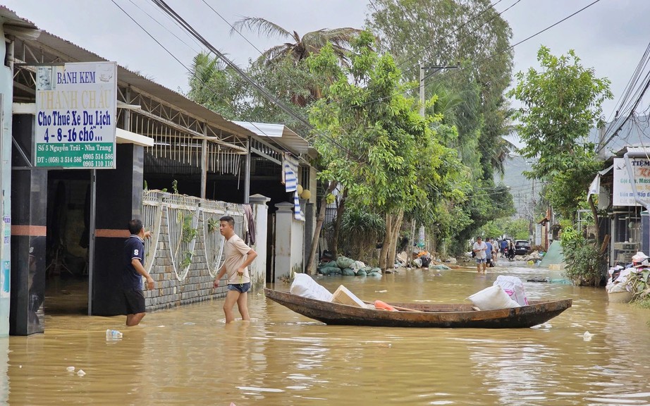 Bộ X&acirc;y dựng ra c&ocirc;ng điện y&ecirc;u cầu sẵn s&agrave;ng ứng ph&oacute; mức cao nhất với mưa lũ miền Trung- Ảnh 1.