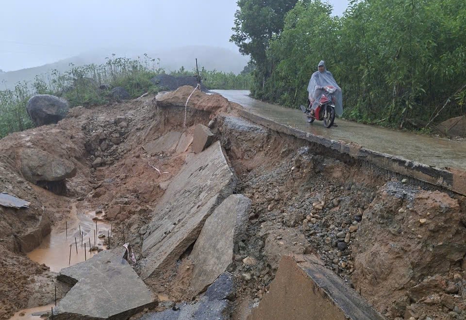 Quảng Ng&atilde;i: Mưa lớn g&acirc;y sạt lở, bẻ g&atilde;y 1/2 l&agrave;n đường li&ecirc;n x&atilde;- Ảnh 1.