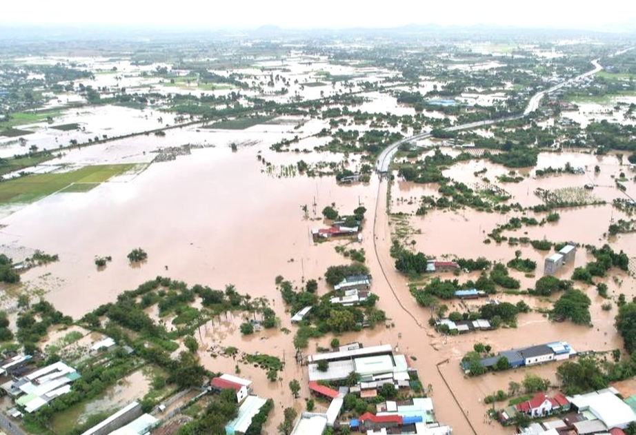 L&acirc;m Đồng: Mưa lớn kết hợp xả lũ điều tiết, nhiều khu vực ngập s&acirc;u, giao th&ocirc;ng chia cắt- Ảnh 1.