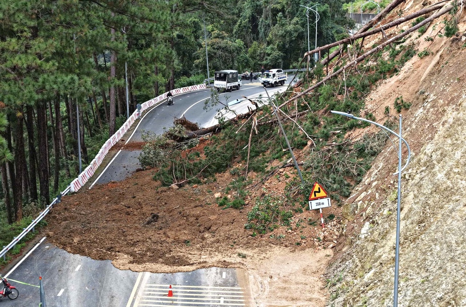 L&acirc;m Đồng: Sạt lở lớn tr&ecirc;n đ&egrave;o Prenn, tạm ngưng lưu th&ocirc;ng hai chiều- Ảnh 2.